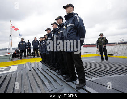 Vancouver, Kanada. 10. Juni 2014. Crew-Mitglieder Line-up auf dem Deck von der Canadian Navy Schiff HMCS Winnipeg in der Nähe der Küste von Vancouver, Kanada, 10. Juni 2014. Medien gemeinsam mit Community-Mitglieder und Interessengruppen Segel an Bord Canadian Navy Schiff HMCS Winnipeg für ein Tages-Tour-Veranstaltung, durch die geführte Tour, Notfall und Schiff manövrieren Demonstrationen, die Marine versuchen, die Öffentlichkeit erfahren Sie mehr über das Leben und die Aufgaben als kanadische Militär lassen. Bildnachweis: Liang Sen/Xinhua/Alamy Live-Nachrichten Stockfoto