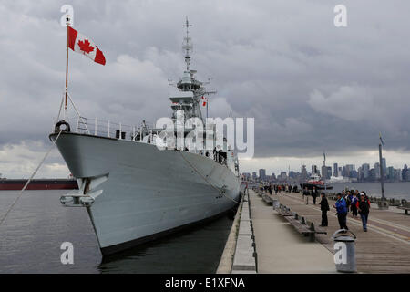 Vancouver, Kanada. 10. Juni 2014. Canadian Navy Schiff HMCS Winnipeg Parks an einem Dock in Vancouver, Kanada, 10. Juni 2014. Medien gemeinsam mit Community-Mitglieder und Interessengruppen Segel an Bord Canadian Navy Schiff HMCS Winnipeg für ein Tages-Tour-Veranstaltung, durch die geführte Tour, Notfall und Schiff manövrieren Demonstrationen, die Marine versuchen, die Öffentlichkeit erfahren Sie mehr über das Leben und die Aufgaben als kanadische Militär lassen. Bildnachweis: Liang Sen/Xinhua/Alamy Live-Nachrichten Stockfoto