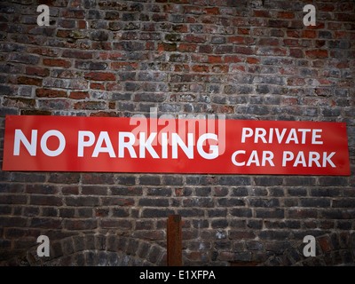 Kein Parkplatz, privater Parkplatz Schild an Wand UK Stockfoto