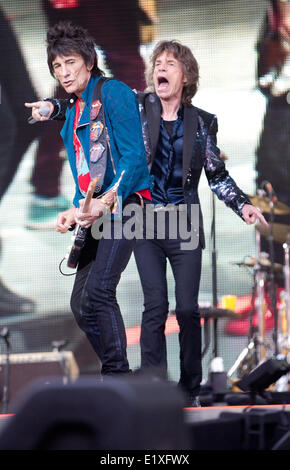 Berlin, Deutschland. 10. Juni 2014. Singer Mick Jagger (R) und Ron Wood der britischen Rockband The Rolling Stones führt bei einem Konzert auf der Waldbühne in Berlin, Deutschland, 10. Juni 2014. Foto: Jörg Carstensen/Dpa/Alamy Live News Stockfoto