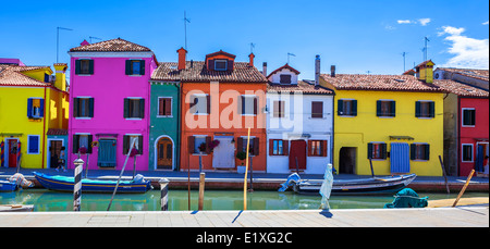 Bunte Straße mit Canal in Burano, in der Nähe von Venedig, Italien Stockfoto
