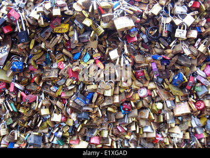 Paris, Frankreich. 10. Juni 2014. Tausende von Vorhängeschlössern hängen auf dem Geländer der Brücke Pont des Arts in Paris, Frankreich, 10. Juni 2014. Unzählige Paare haben die Vorhängeschlösser auf die Brücke um ihre Liebe zu symbolisieren gesperrt. Mehr als zwei Meter Geländer stürzte am 9. Juni 2014, bröckelt unter der Last von tausend Liebe sperren. Bildnachweis: Dpa picture Alliance/Alamy Live News Stockfoto