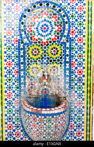 Eine bunte Zellij Fliesenarbeiten Brunnen in der Oudaia-Kasbah, Rabat, Marokko. Stockfoto