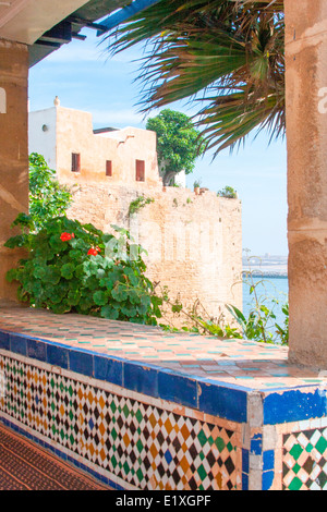 Blick auf die alte Stadtmauer von Café Maure in der Oudaia-Kasbah, Rabat, Marokko. Stockfoto