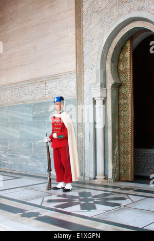 Eine königliche Wache steht neben einer Tür die Mohammed V Mausoleum in der Stadt Rabat in Marokko. Stockfoto