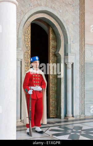 Eine königliche Wache steht neben einer Tür die Mohammed V Mausoleum in der Stadt Rabat in Marokko. Stockfoto