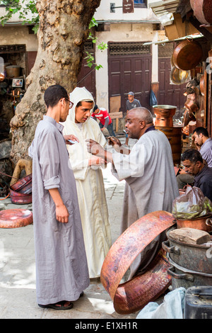 Schlosser-Werkstätten säumen den Ort el Seffarine in Fez, Marokko. Stockfoto