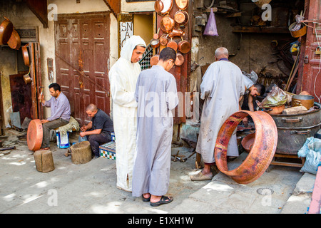 Schlosser-Werkstätten säumen den Ort el Seffarine in Fez, Marokko. Stockfoto