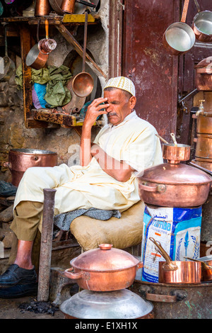 Schlosser-Werkstätten säumen den Ort el Seffarine in Fez, Marokko. Stockfoto