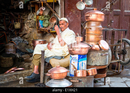 Schlosser-Werkstätten säumen den Ort el Seffarine in Fez, Marokko. Stockfoto