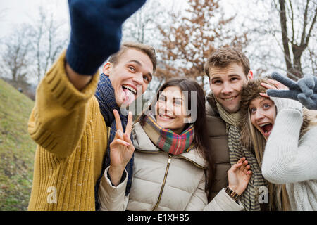 Verspielte Paare gestikulieren während der Einnahme von Selbstporträt im park Stockfoto