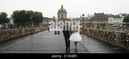 Paris, Frankreich. 10. Juni 2014. Tausende von Vorhängeschlössern hängen auf dem Geländer der Brücke Pont des Arts in Paris, Frankreich, 10. Juni 2014. Unzählige Paare haben die Vorhängeschlösser auf die Brücke um ihre Liebe zu symbolisieren gesperrt. Mehr als zwei Meter Geländer stürzte am 9. Juni 2014, bröckelt unter der Last von tausend Liebe sperren. Bildnachweis: Dpa picture Alliance/Alamy Live News Stockfoto