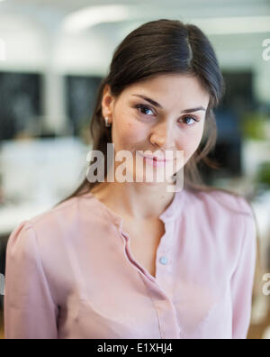 Porträt von schöne junge Geschäftsfrau im Büro Stockfoto