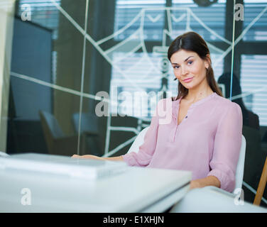 Porträt von überzeugt junge Geschäftsfrau am Konferenztisch