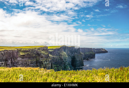 Irland, Galway County, die Cliffs of Moher, Blick auf die Klippen von Süden in Richtung Kopf hängen Stockfoto