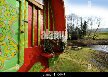 Detail von einem Zigeunerwagen Stil mit Efeu Topfpflanze für Ferienunterkünfte in Ceredigion - West Wales, UK Stockfoto