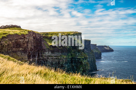 Irland, Galway County, die Cliffs of Moher, Blick auf die Klippen von Süden in Richtung Kopf hängen Stockfoto