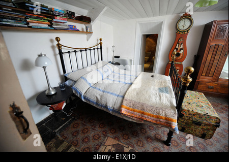 Ein Waliser Ferienhaus Schlafzimmer mit Messing-Bett in Ceredigion Wales UK Stockfoto