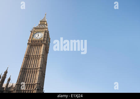 Niedrigen Winkel Blick auf Big Ben gegen klaren Himmel in London, England, UK Stockfoto