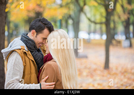 Liebespaar im Park umarmt Stockfoto