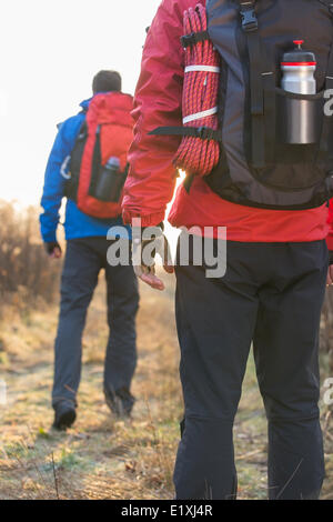 Rückansicht des männlichen Wanderer im Feld Stockfoto