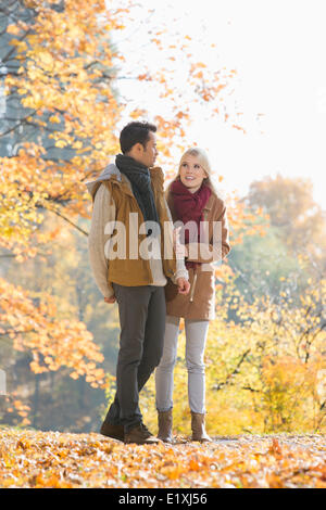 Gesamte Länge der Paare, die im Park im Herbst Stockfoto