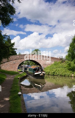 Narrowboat gehen unter der Brücke am Grand Union Canal bei Braunston, Northamptonshire, England Stockfoto