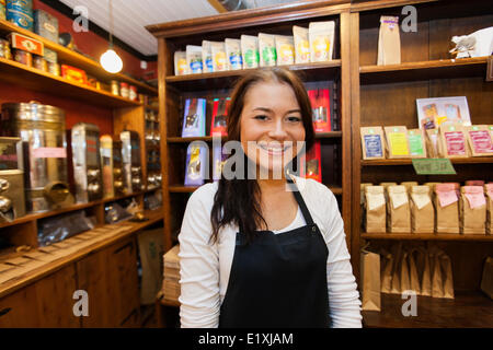 Porträt von weiblichen Verkäufer lächelnd in Coffee-shop Stockfoto