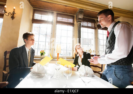 Geschäft paar Essen am Tisch im Restaurant bestellen Stockfoto