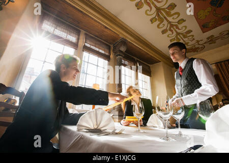 Lächelnd Geschäft paar Essen am Tisch im Restaurant bestellen Stockfoto