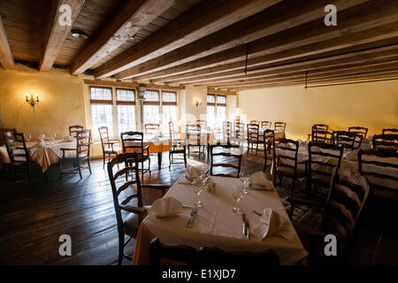 Tische und Stühle im Restaurant angeordnet Stockfoto