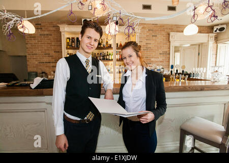 Porträt von glücklich Kellner und Kellnerin im restaurant Stockfoto