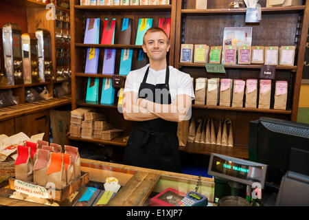 Porträt von zuversichtlich Verkäufer im Kaffee Shop Stockfoto