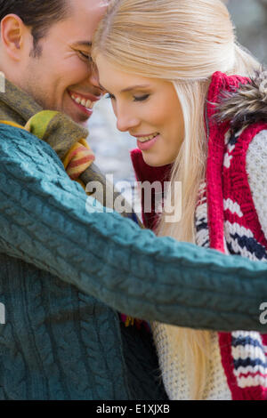 Romantische junges Paar in Pullover lächelnd im park Stockfoto