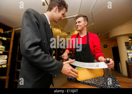 Junge speichern Kahlschlag Käse für Unternehmer Stockfoto