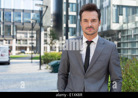 Porträt von zuversichtlich Jungunternehmer stehen außen Bürogebäude Stockfoto