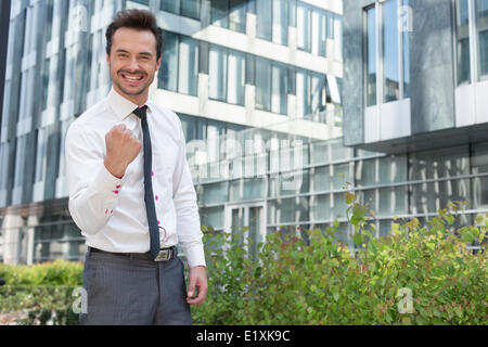 Porträt von erfolgreicher Geschäftsmann steht außen Bürogebäude Stockfoto