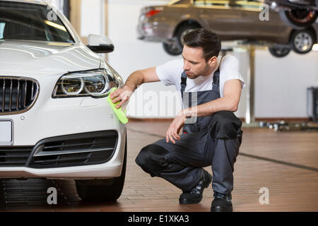 Gesamte Länge der Instandhalter Reinigung Auto in Werkstatt Stockfoto