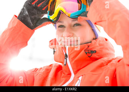 Junge Frau trägt Ski goggles im freien Stockfoto