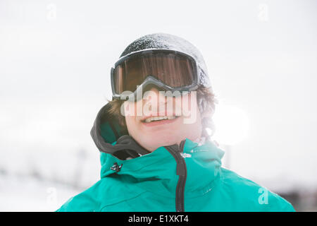 Hübscher junger Mann tragen Skibrillen im freien Stockfoto