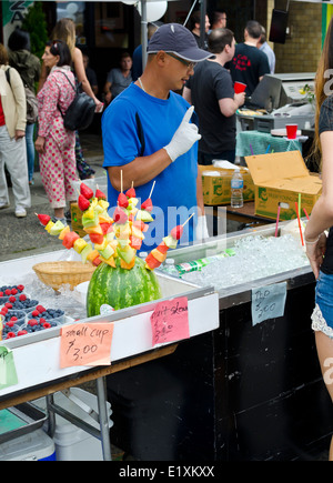 Anbieter verkaufen frisches Obst Kabobs, frisches Obst und Säfte während des Festivals Italientag auf Commercial Drive, Vancouver 2014 Stockfoto