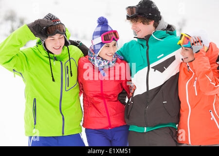 Porträt der jungen Freunde in warme Kleidung im freien Stockfoto