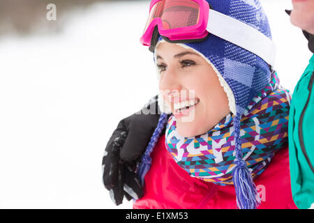 Schöne junge Frau mit männlichen Freund wegschauen im winter Stockfoto