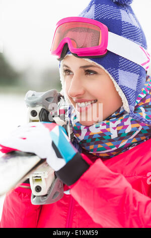 Schöne junge Frau mit Skiern im freien Stockfoto