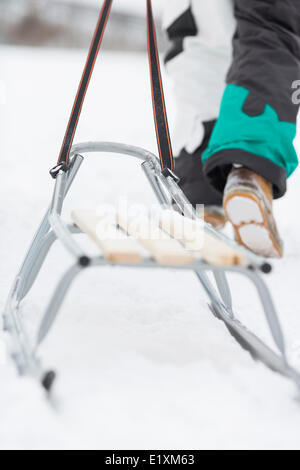 Geringen Teil der Mann mit Schlitten im Schnee wandern Stockfoto