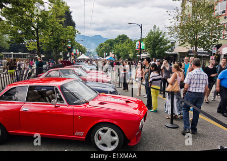 Menschen Sie betrachten die 1975 Alfa Romeo GTV 5000 und andere italienische Autos auf dem Display an der italienischen Tag Street Festival in Vancouver Stockfoto