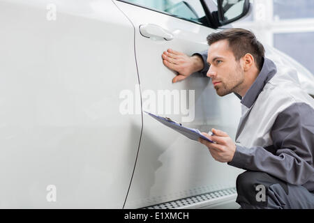 Junge männliche Reparatur Arbeitskraft Prüfung Auto Kfz Werkstatt Stockfoto