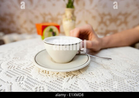 Menschenbild, die Tasse Kaffee am Tisch im Café beschnitten Stockfoto