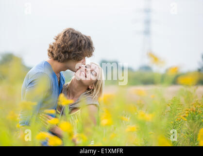 Romantischen Mann küsst Frau im Feld Stockfoto