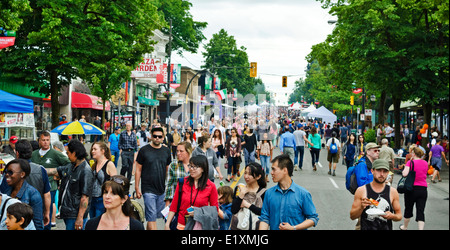 Die Menschen auf den Straßen genießen die jährliche Italienischer Tag Festival auf Commercial Drive in Vancouver, Kanada. Juni 2014. Stockfoto